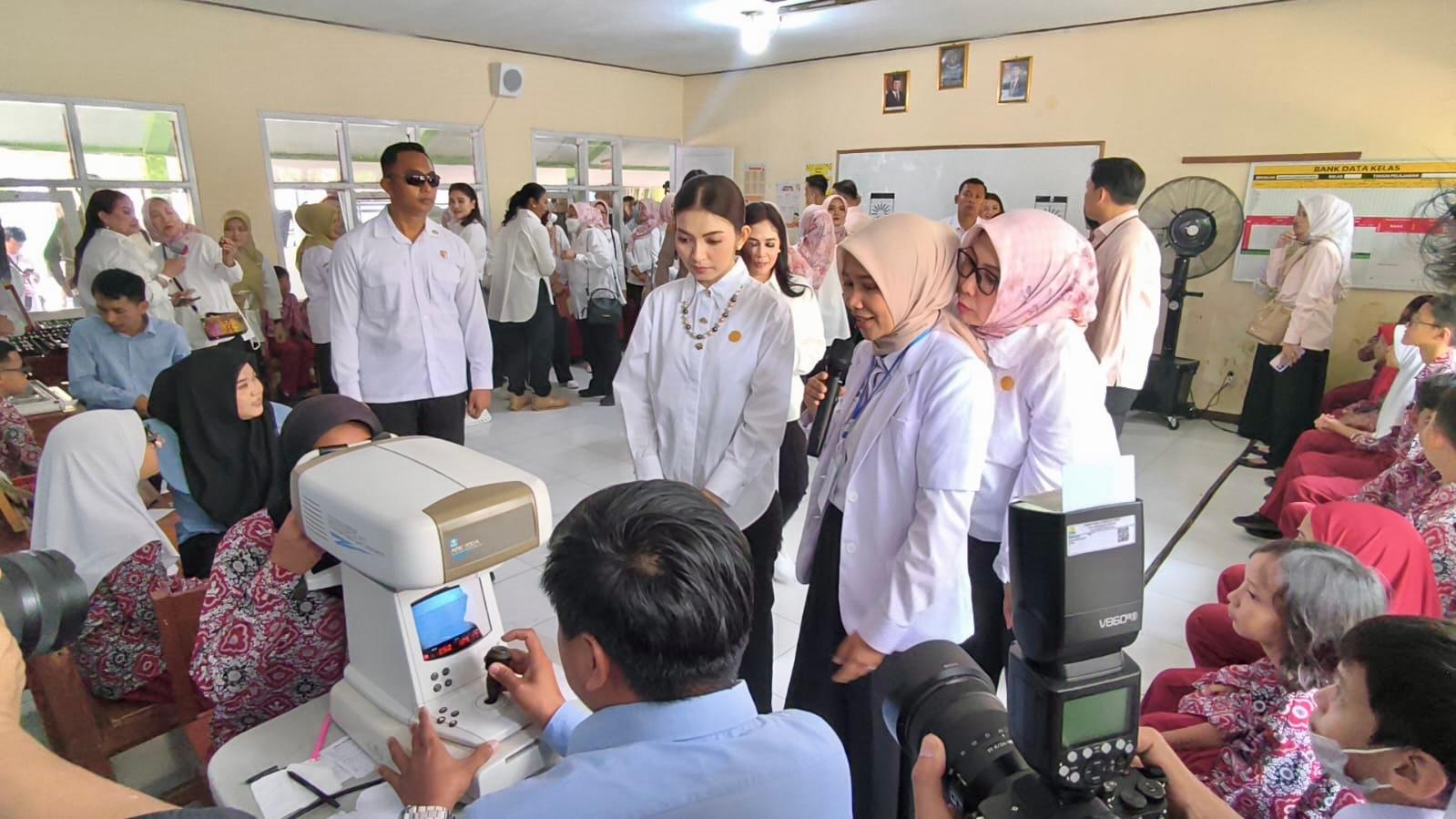 kunjungan-istri-wakil-presiden-ri-ke-sdn-griya-bandung-indah-dalam-rangka-bakti-sosial-seruni-kabinet-merah-putih