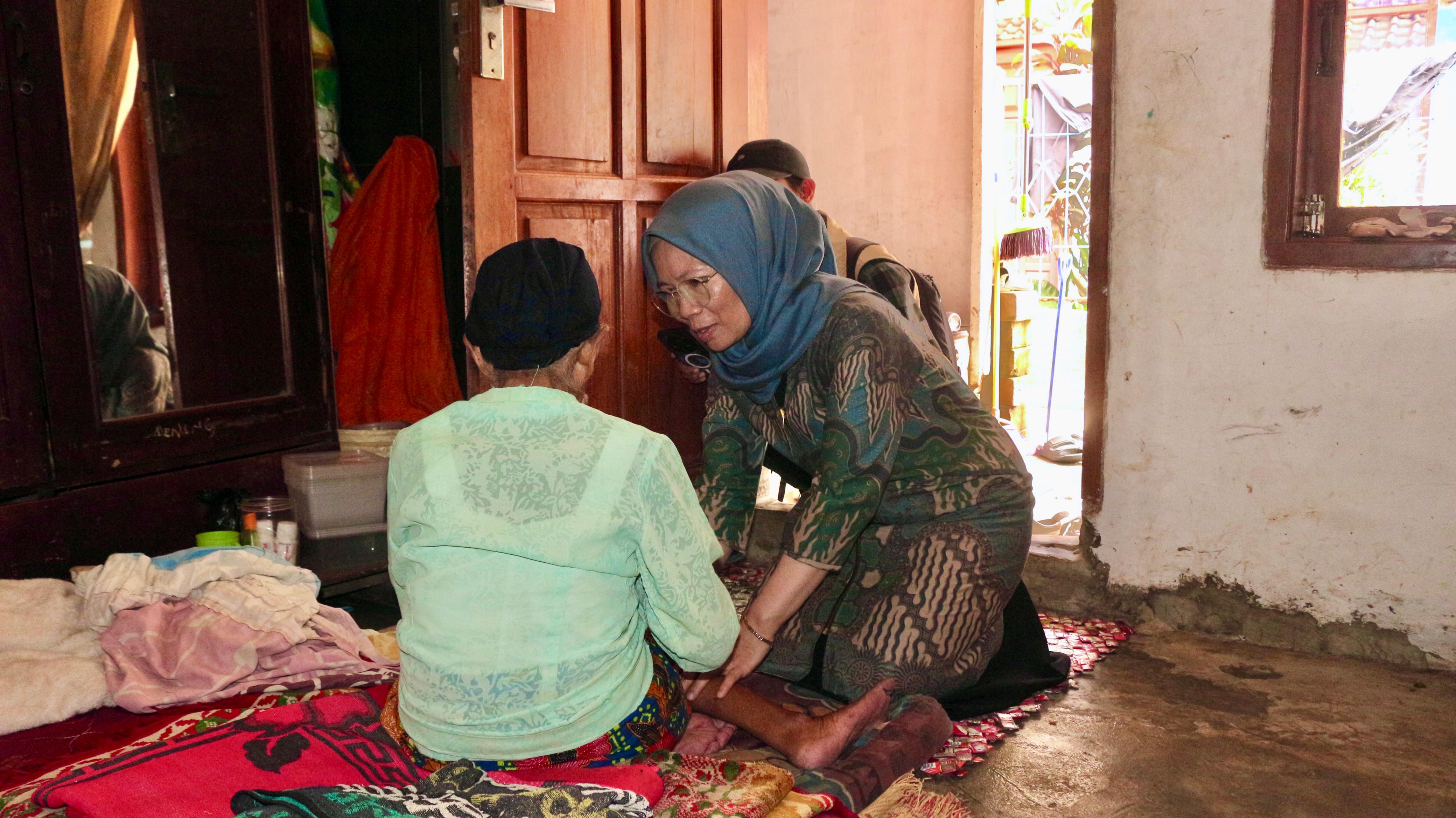 monitoring-penyaluran-bantuan-makanan-untuk-lansia-di-desa-bojongsoang