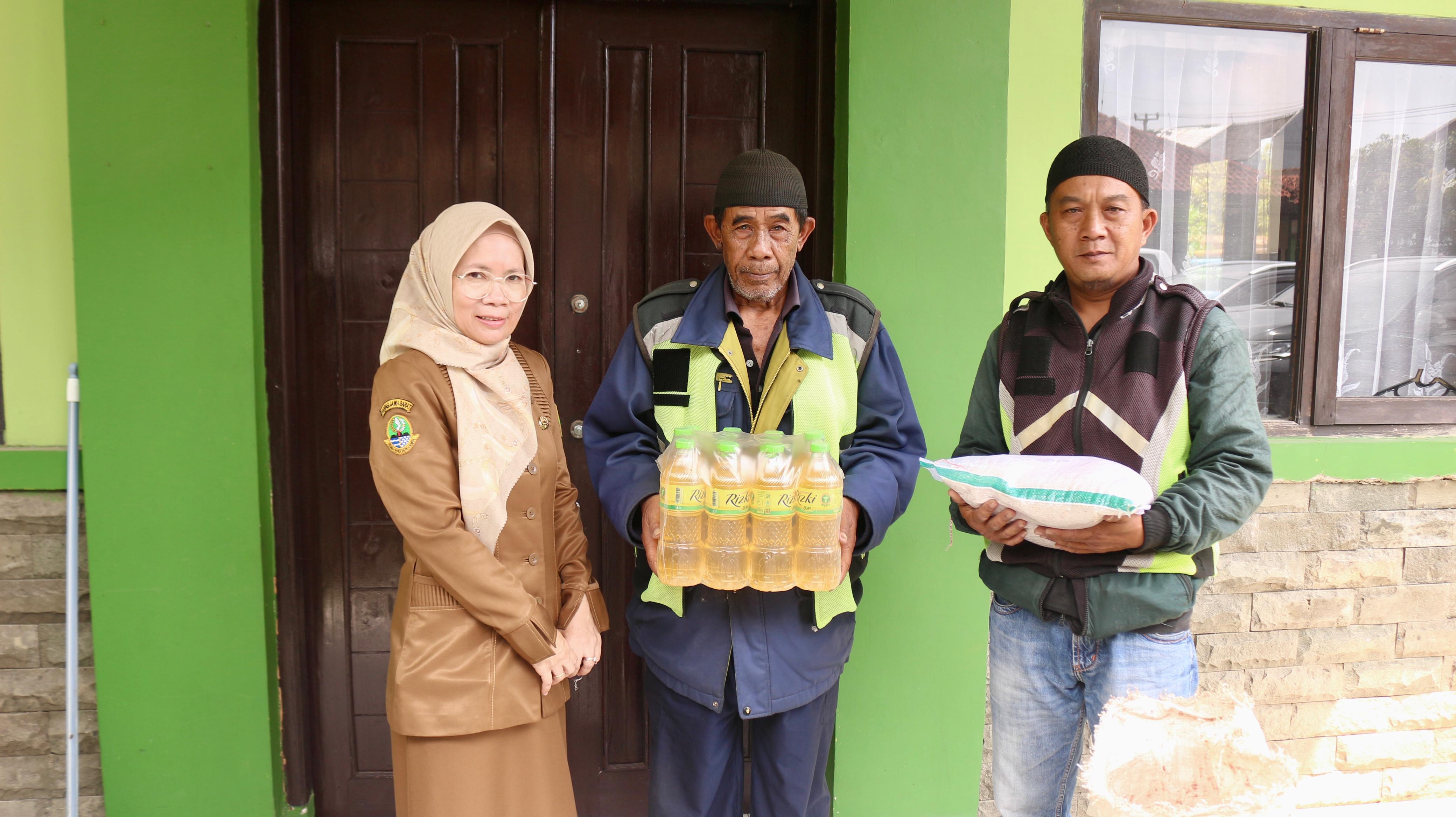 kecamatan-bojongsoang-salurkan-bantuan-pangan-untuk-pengendara-ojek-pangkalan-dari-dispakan-kabupaten-bandung