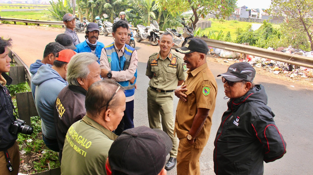 koordinasi-penertiban-tempat-pembuangan-sampah-liar-di-jalan-ciganitri-dekat-jembatan-tol-logam-desa-cipagalo